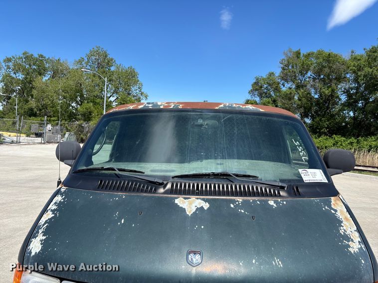 image for item FN5653 2001 Dodge Ram Van 3500 car carrier