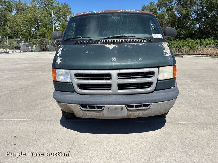 image for item FN5653 2001 Dodge Ram Van 3500 car carrier