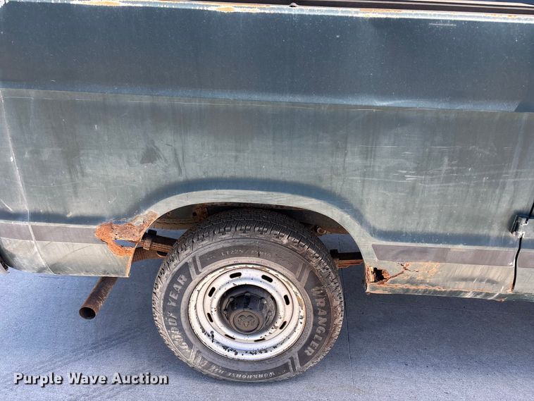 image for item FN5653 2001 Dodge Ram Van 3500 car carrier