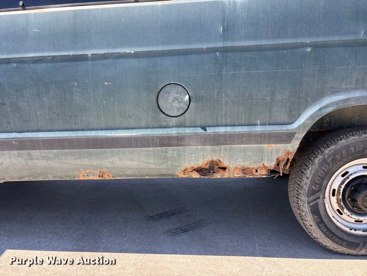image for item FN5653 2001 Dodge Ram Van 3500 car carrier