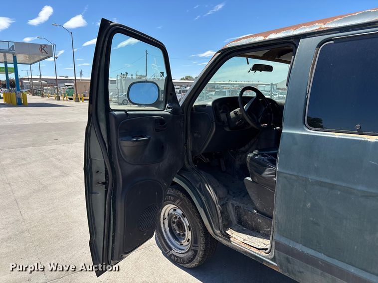 image for item FN5653 2001 Dodge Ram Van 3500 car carrier