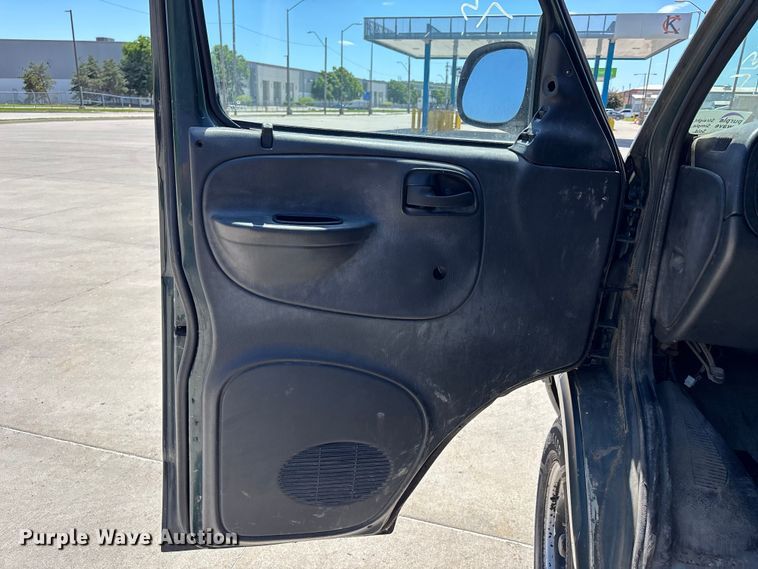 image for item FN5653 2001 Dodge Ram Van 3500 car carrier