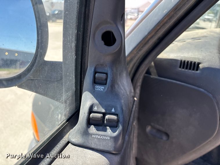 image for item FN5653 2001 Dodge Ram Van 3500 car carrier