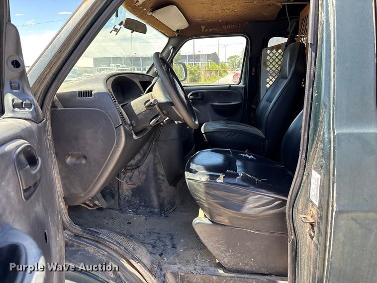 image for item FN5653 2001 Dodge Ram Van 3500 car carrier