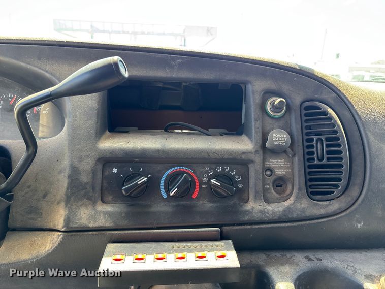 image for item FN5653 2001 Dodge Ram Van 3500 car carrier
