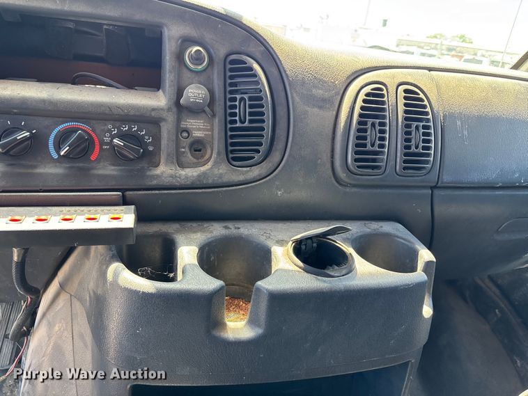 image for item FN5653 2001 Dodge Ram Van 3500 car carrier