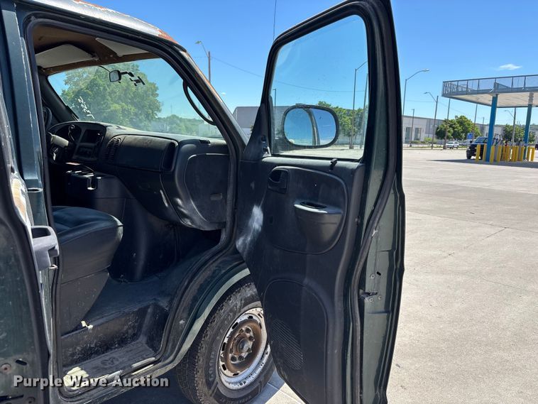 image for item FN5653 2001 Dodge Ram Van 3500 car carrier