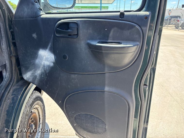 image for item FN5653 2001 Dodge Ram Van 3500 car carrier