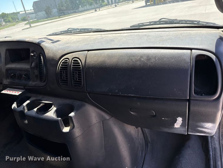 image for item FN5653 2001 Dodge Ram Van 3500 car carrier