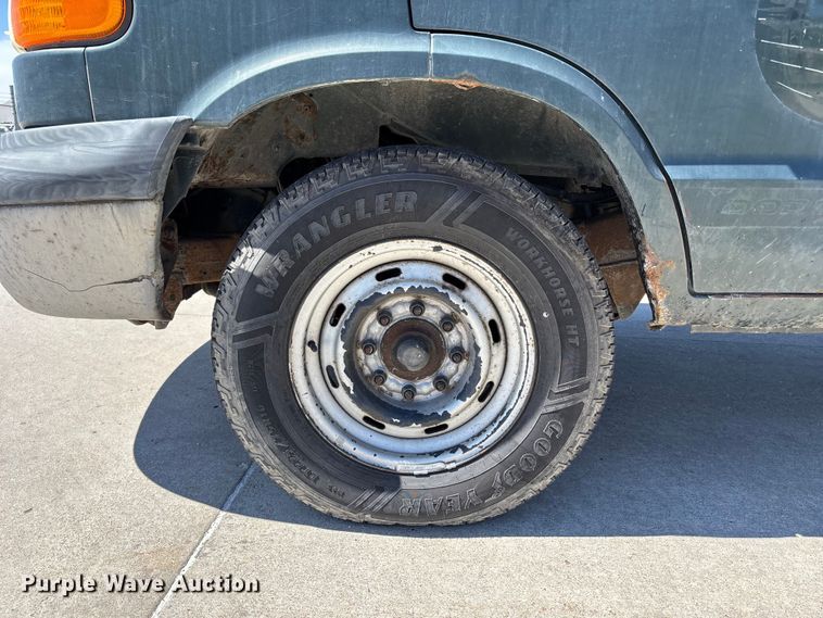 image for item FN5653 2001 Dodge Ram Van 3500 car carrier