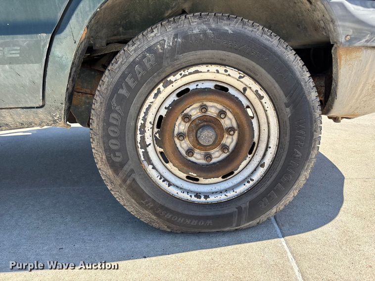 image for item FN5653 2001 Dodge Ram Van 3500 car carrier