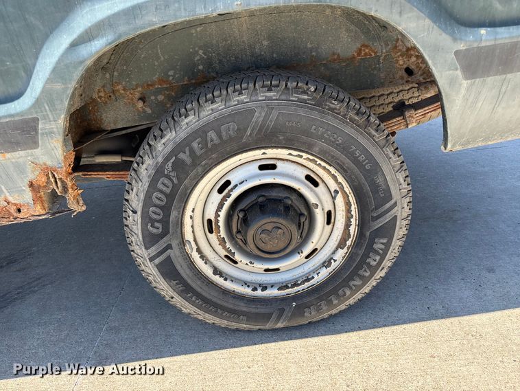 image for item FN5653 2001 Dodge Ram Van 3500 car carrier