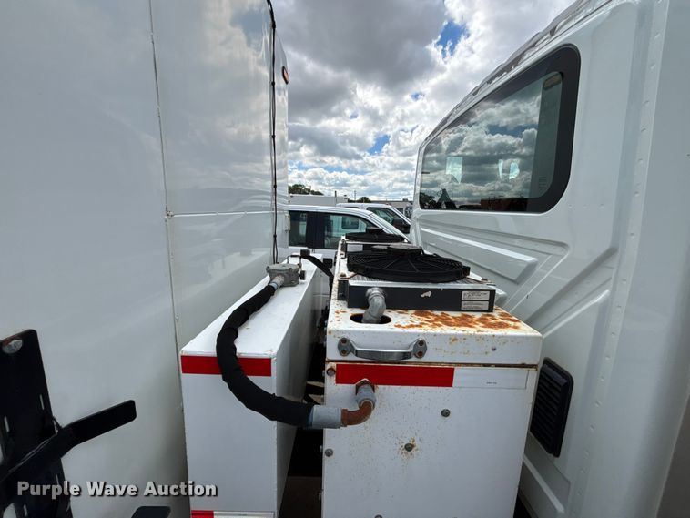 image for item FN5663 2013 International 4300M7 fuel / lube truck