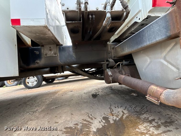 image for item FN5663 2013 International 4300M7 fuel / lube truck
