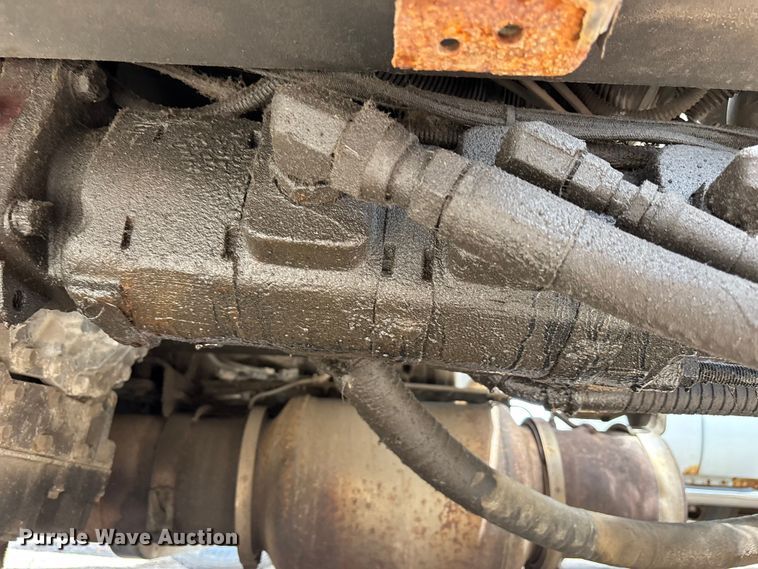 image for item FN5663 2013 International 4300M7 fuel / lube truck