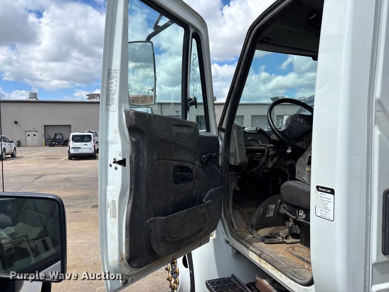 image for item FN5663 2013 International 4300M7 fuel / lube truck