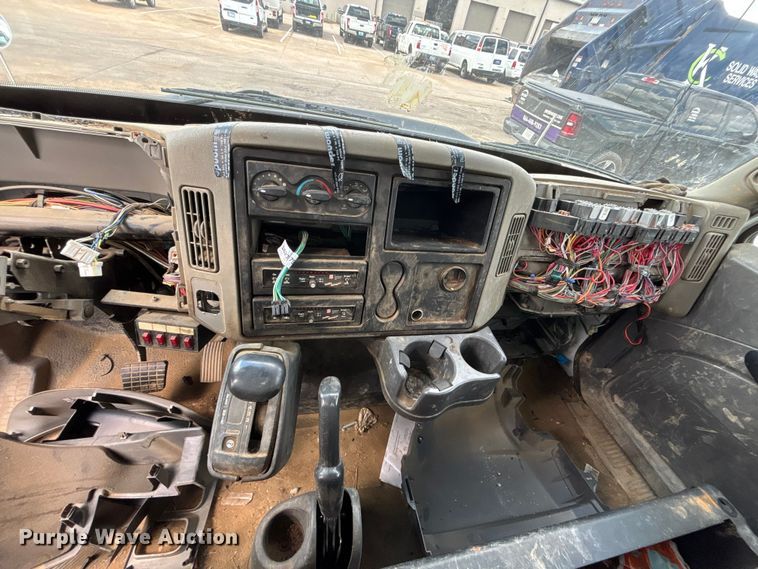 image for item FN5663 2013 International 4300M7 fuel / lube truck
