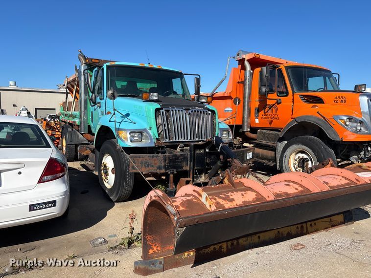 image for item FN5667 2007 International 7400 dump truck