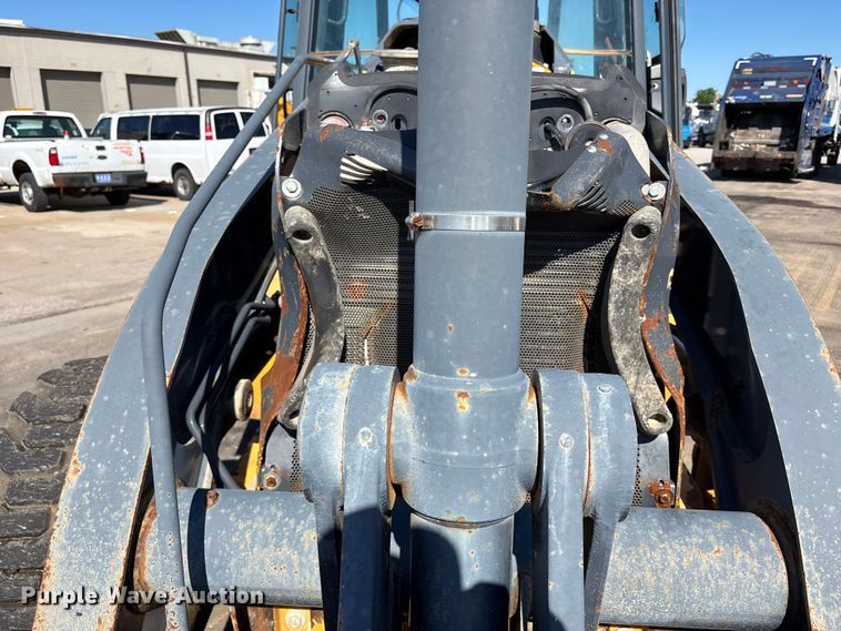 image for item FN5669 2014 John Deere 410K backhoe