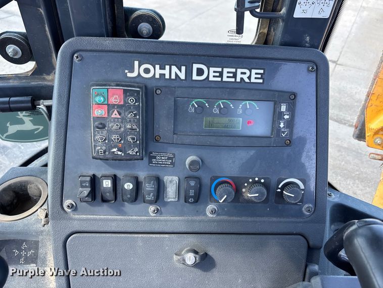 image for item FN5669 2014 John Deere 410K backhoe