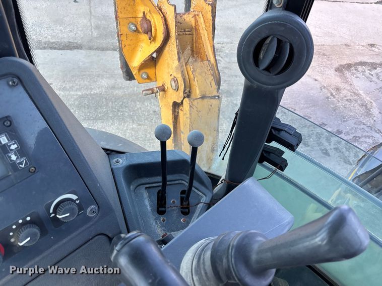 image for item FN5669 2014 John Deere 410K backhoe
