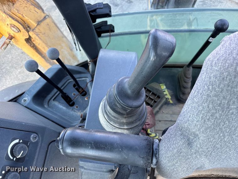 image for item FN5669 2014 John Deere 410K backhoe