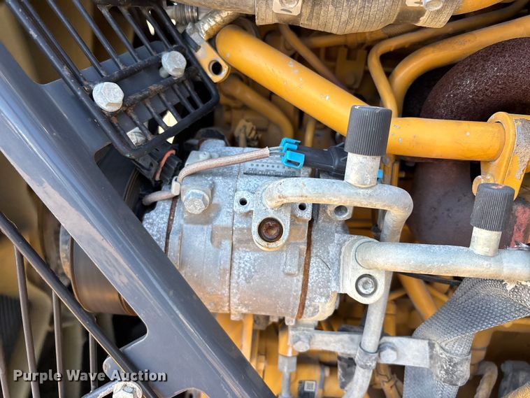 image for item FN5669 2014 John Deere 410K backhoe