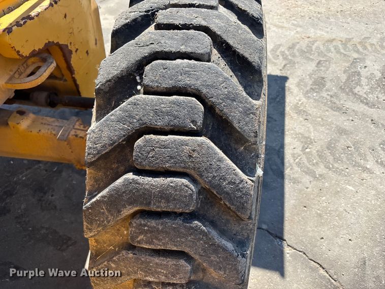 image for item FN5669 2014 John Deere 410K backhoe