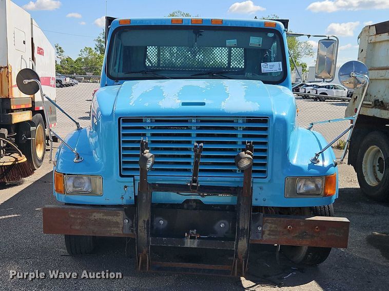 image for item FN5672 2000 International 4700 flatbed truck
