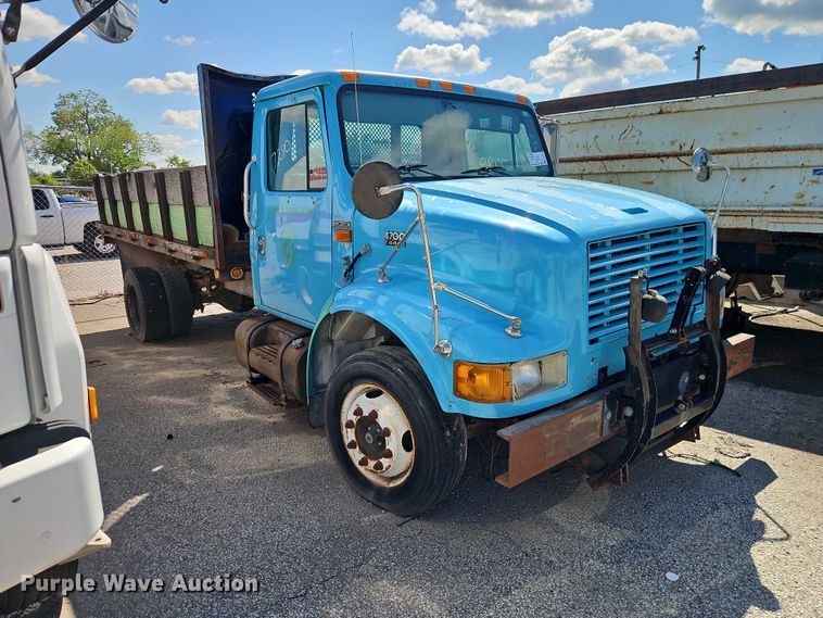 image for item FN5672 2000 International 4700 flatbed truck