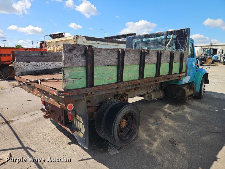 image for item FN5672 2000 International 4700 flatbed truck