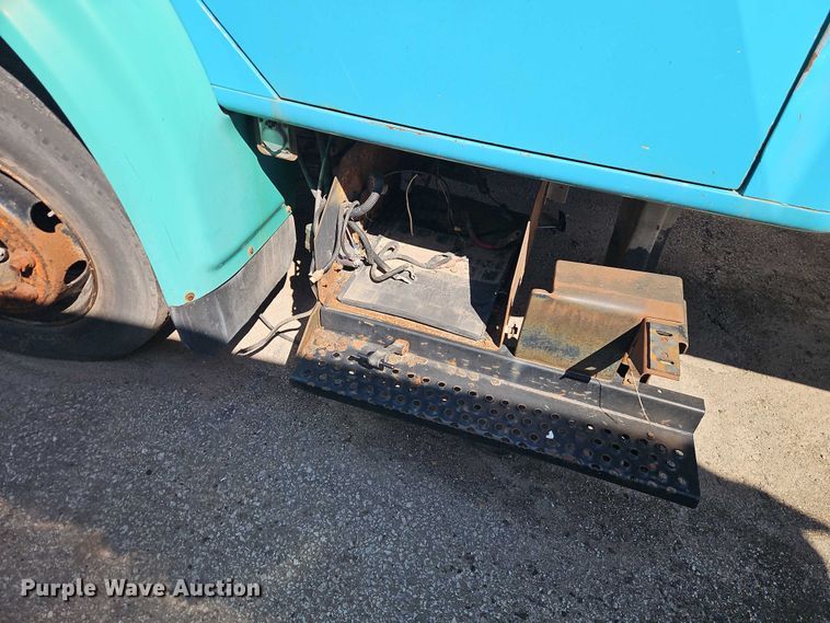 image for item FN5672 2000 International 4700 flatbed truck
