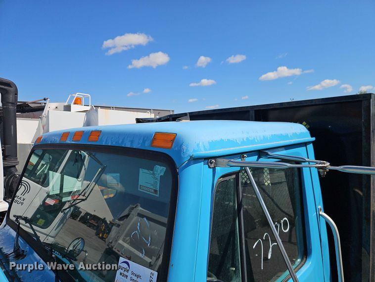 image for item FN5672 2000 International 4700 flatbed truck