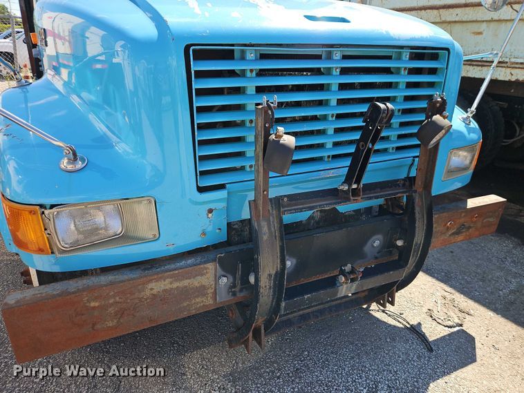 image for item FN5672 2000 International 4700 flatbed truck