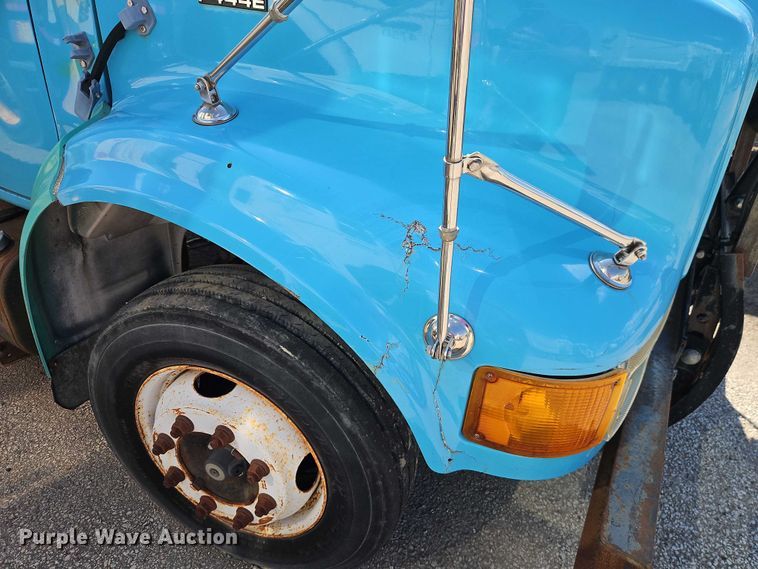 image for item FN5672 2000 International 4700 flatbed truck