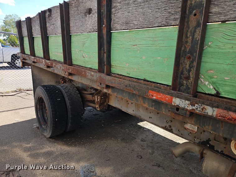 image for item FN5672 2000 International 4700 flatbed truck