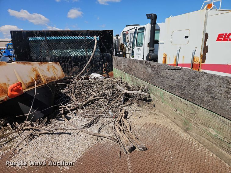 image for item FN5672 2000 International 4700 flatbed truck