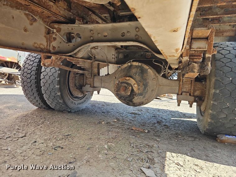 image for item FN5672 2000 International 4700 flatbed truck