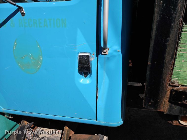 image for item FN5672 2000 International 4700 flatbed truck