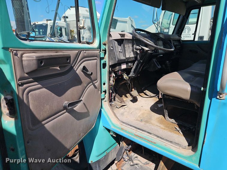 image for item FN5672 2000 International 4700 flatbed truck