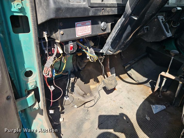 image for item FN5672 2000 International 4700 flatbed truck