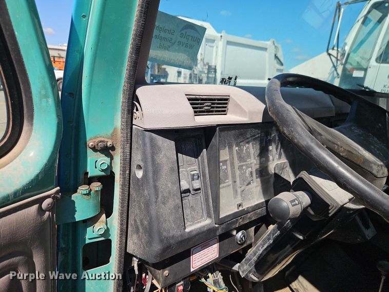 image for item FN5672 2000 International 4700 flatbed truck