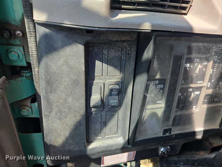 image for item FN5672 2000 International 4700 flatbed truck