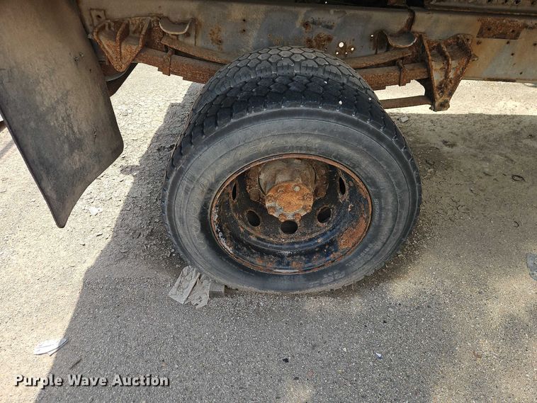 image for item FN5672 2000 International 4700 flatbed truck