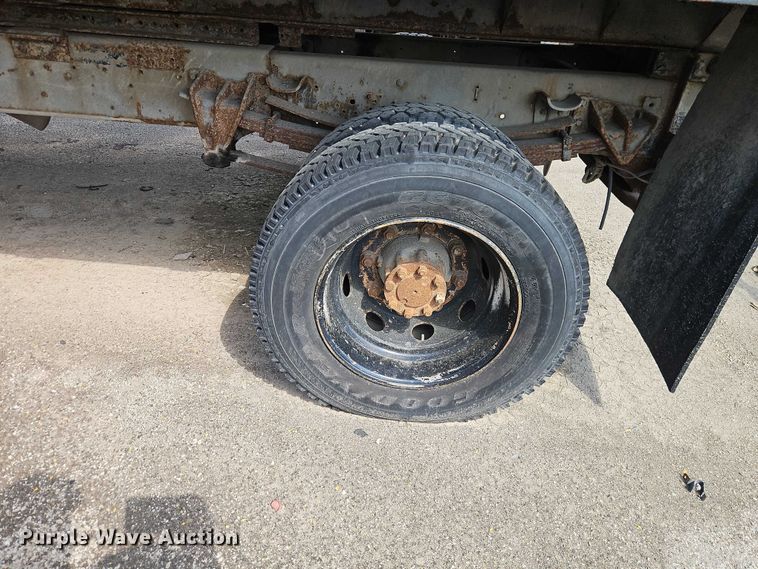 image for item FN5672 2000 International 4700 flatbed truck