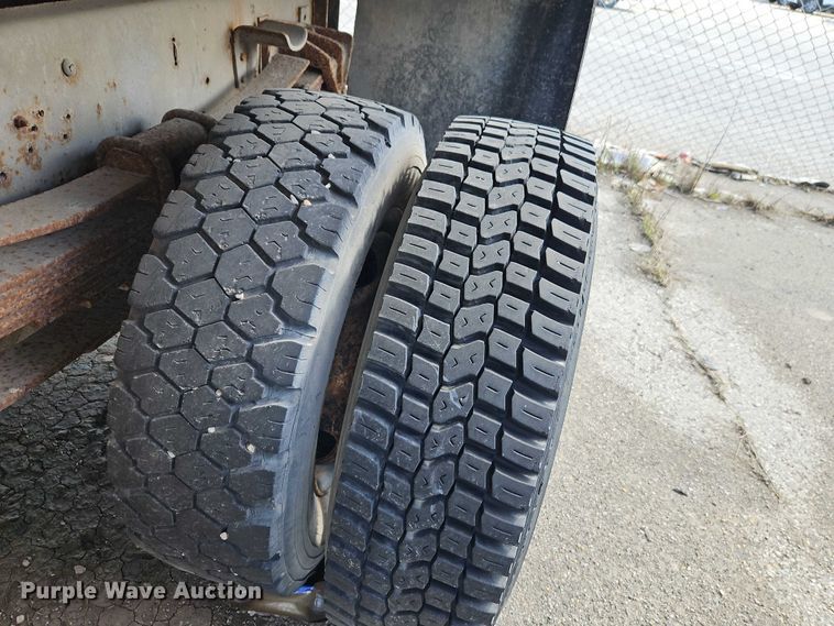 image for item FN5672 2000 International 4700 flatbed truck