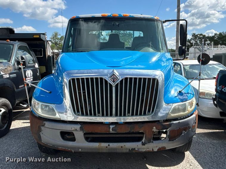 image for item FN5673 2003 International 4200 utility / service truck