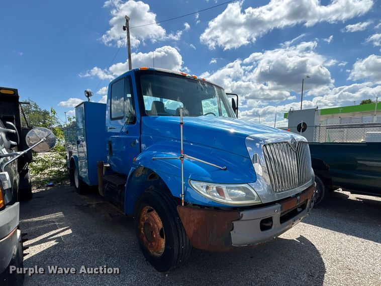 image for item FN5673 2003 International 4200 utility / service truck