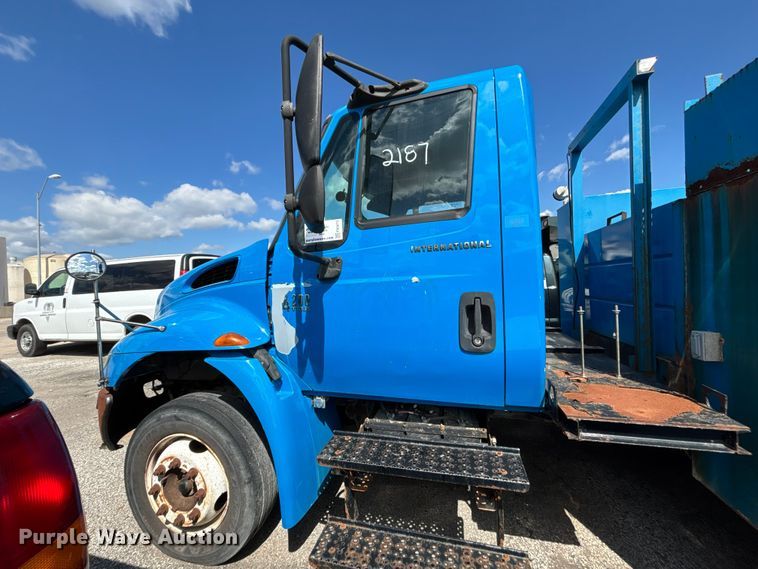 image for item FN5673 2003 International 4200 utility / service truck