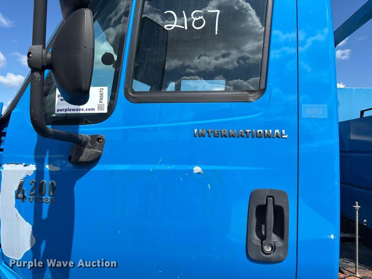 image for item FN5673 2003 International 4200 utility / service truck